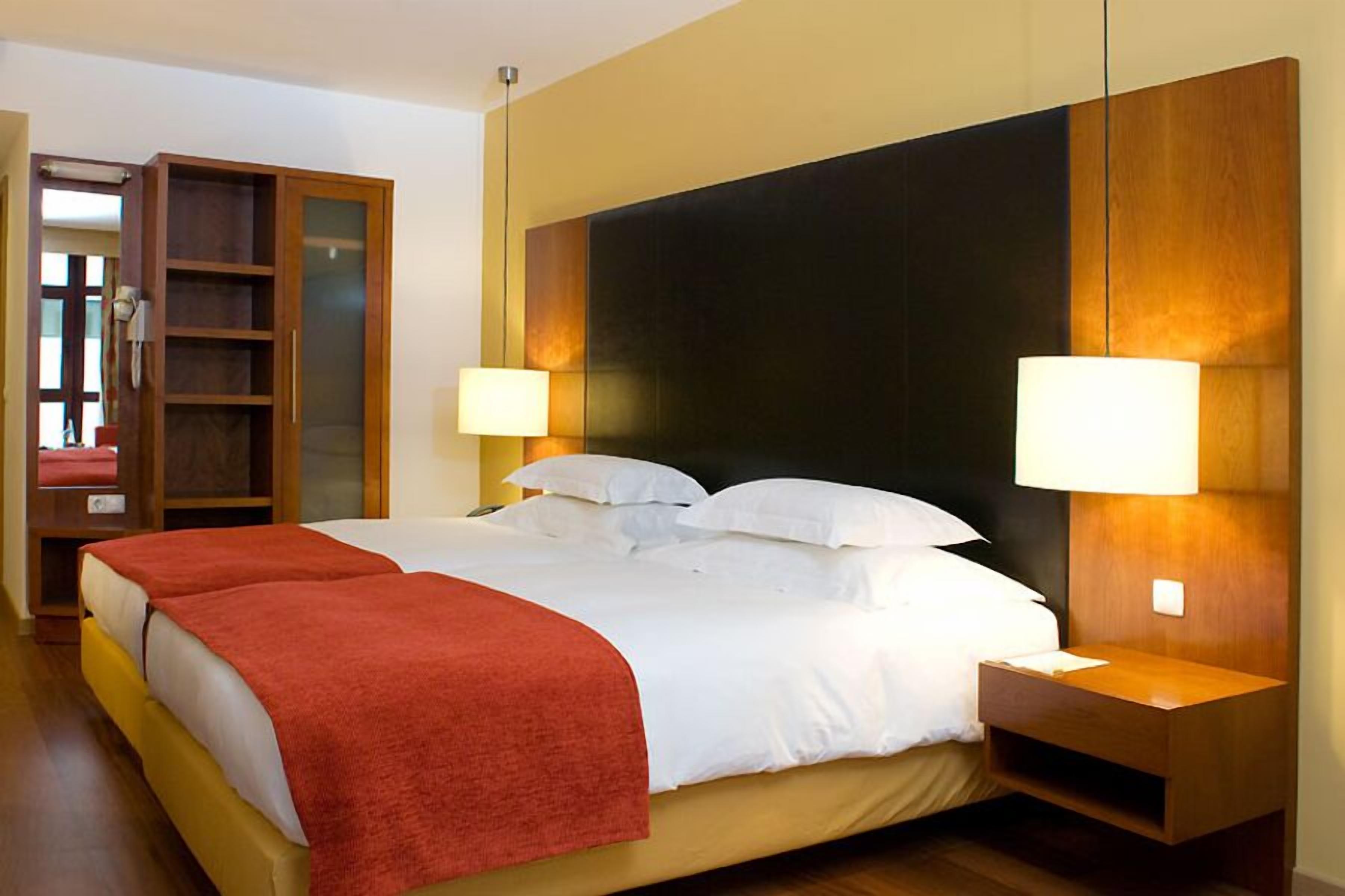 Edredón, minibar, caja de seguridad en la habitación y escritorio 