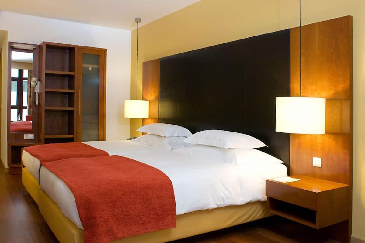 Edredón, minibar, caja de seguridad en la habitación y escritorio