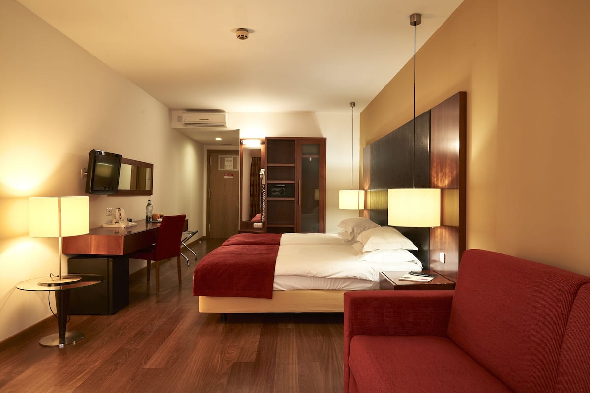 Edredón, minibar, caja de seguridad en la habitación y escritorio