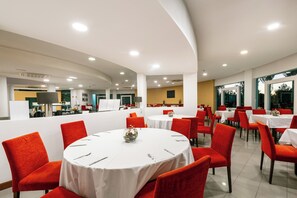 Petit déjeuner, déjeuner et dîner servis sur place