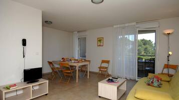 Iron/ironing board, cribs/infant beds, rollaway beds, WiFi