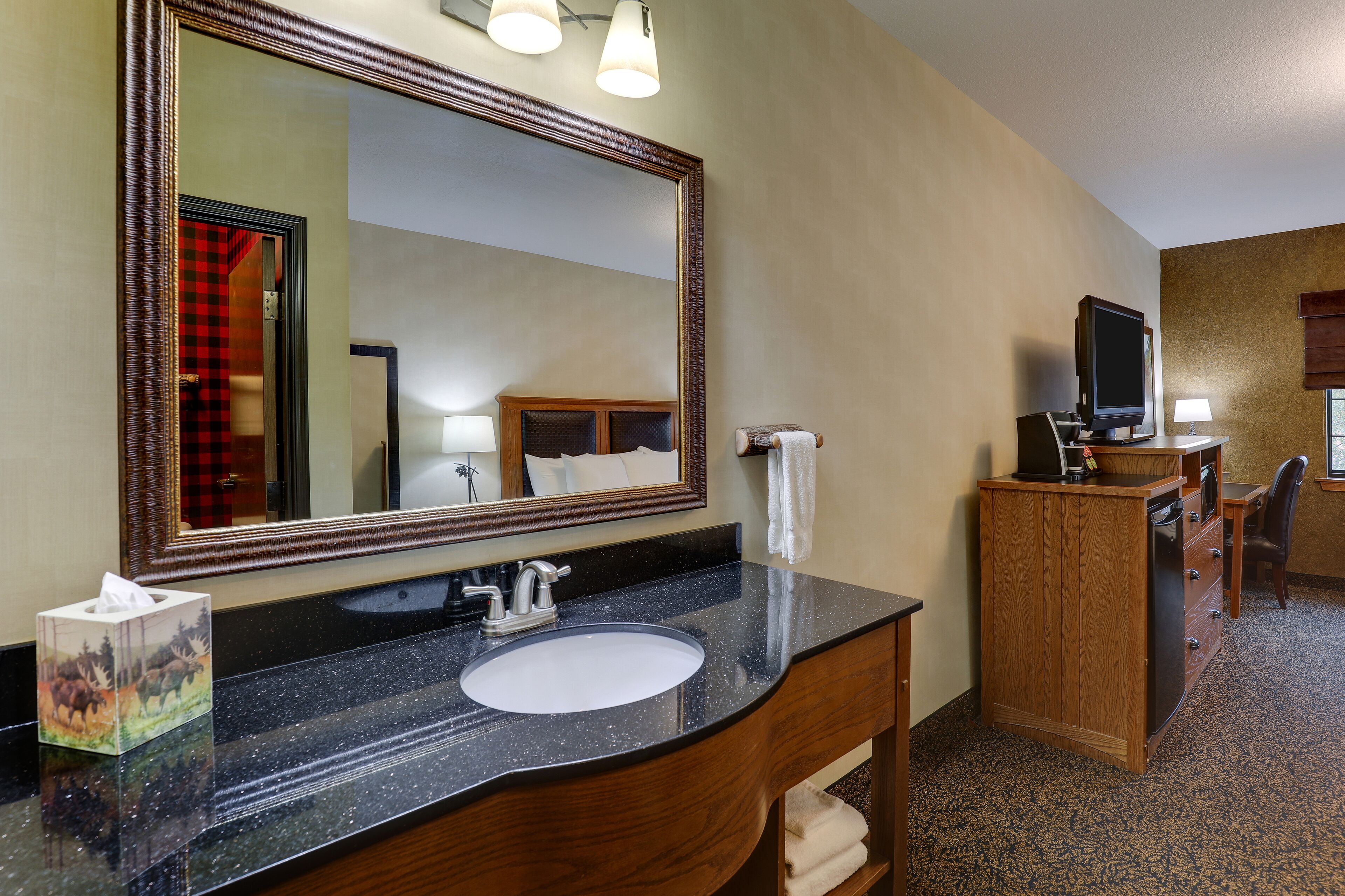 deluxe room, 1 king bed, non smoking | bathroom | shower, free toiletries, hair dryer, towels