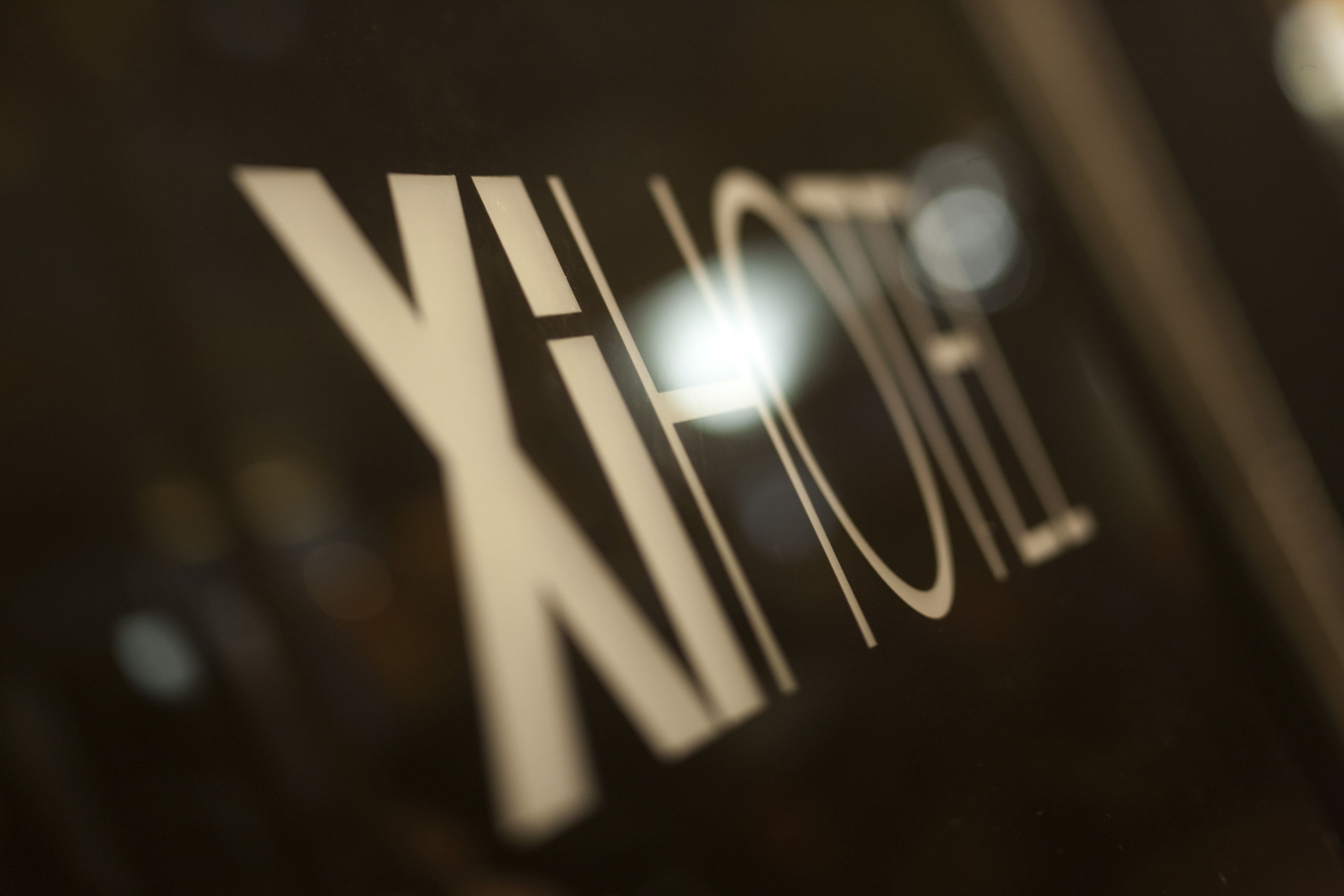 Un primo piano di un cartello con la scritta "YHI HOTEL".