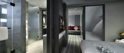 Deluxe King Suite | Minibar, in-room safe, desk, iron/ironing board