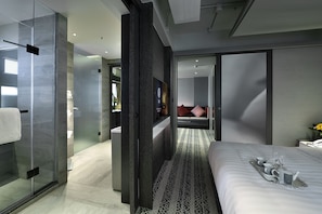 Deluxe King Suite | Minibar, in-room safe, desk, iron/ironing board - Xi Hotel (Kowloon)