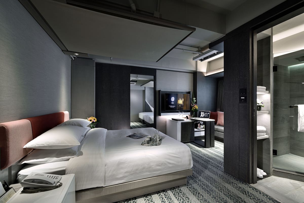 Deluxe Queen Room - Interconnecting | Minibar, in-room safe, desk, iron/ironing board