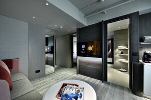 Deluxe King Suite | Minibar, in-room safe, desk, iron/ironing board