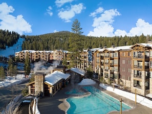 Outdoor pool, pool loungers - Hyatt Vacation Club at Northstar Lodge, Lake Tahoe (Truckee)