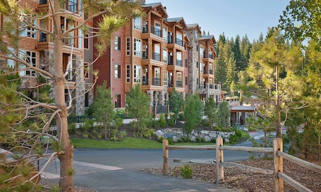 Property entrance. Hyatt Vacation Club at Northstar Lodge, Lake Tahoe