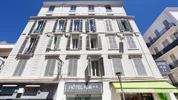 Vista frontal de la propiedad