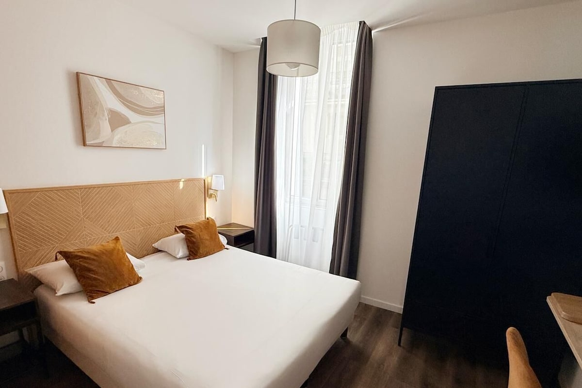 Desk, laptop workspace, WiFi, bed sheets