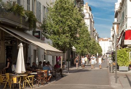 Desk, laptop workspace, WiFi, bed sheets