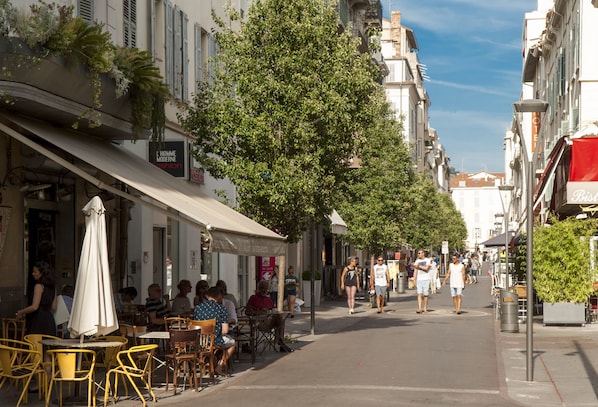 Desk, laptop workspace, WiFi, bed sheets