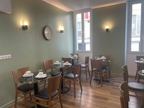 Daily buffet breakfast (EUR 12 per person) - Hotel PLM (Cannes)