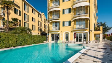 Outdoor pool, pool umbrellas, sun loungers