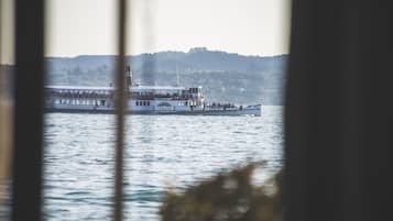 Un bateau fluvial portant l’inscription « ITALIA » sur sa coque, ce qui indique qu’il s’agit d’un bateau de croisière ou d’un bateau utilisé pour des excursions.