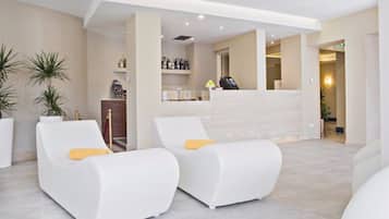 Een sauna, een bubbelbad, warm/mineraalwaterbronnen