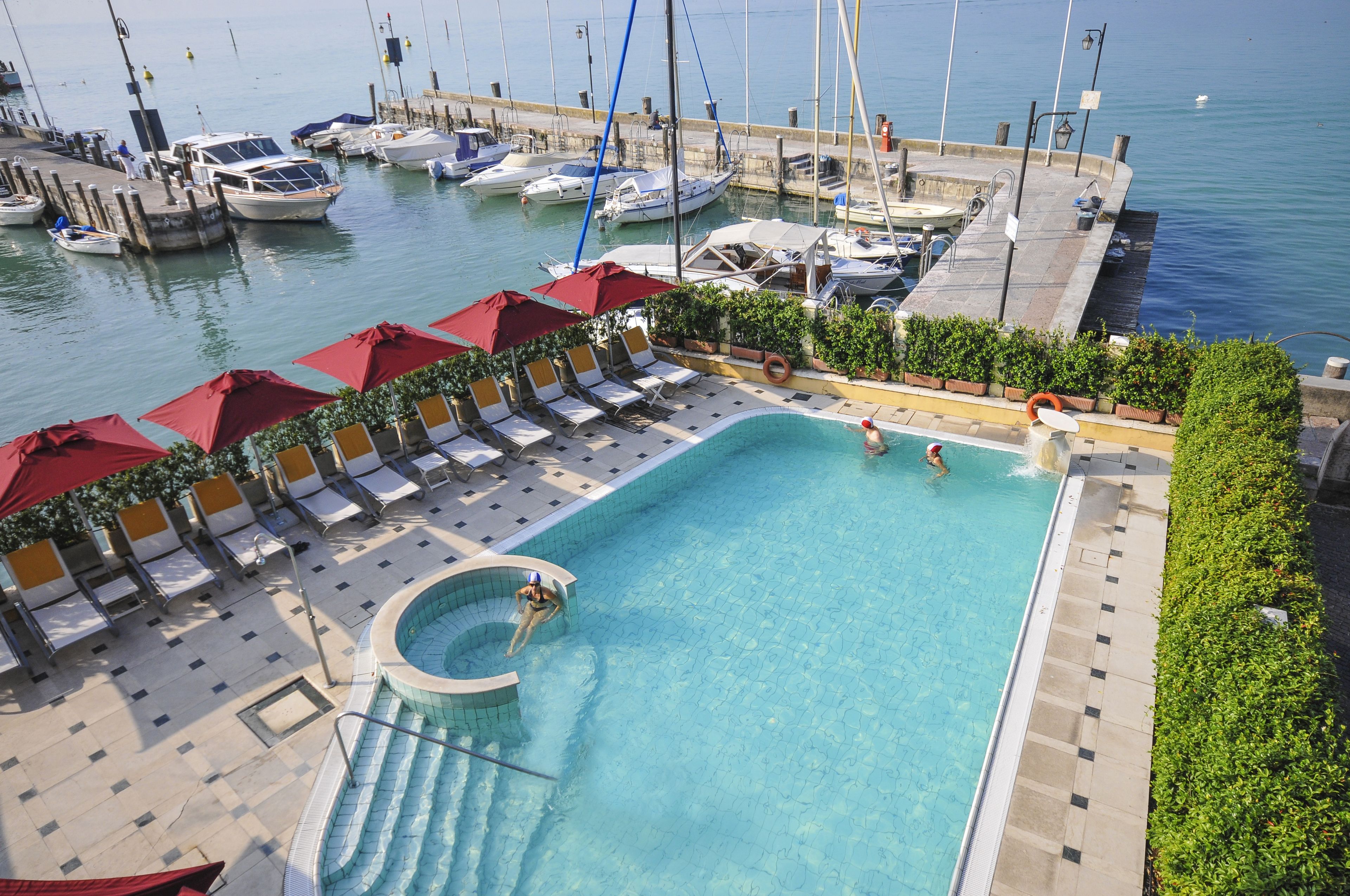 Piscine extérieure, parasols de plage, chaises longues