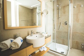 Chambre Double, balcon, vue lac | Salle de bain | Douche, articles de toilette gratuits, sèche-cheveux, peignoirs