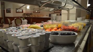 Un buffet con diversi cibi e bevande.