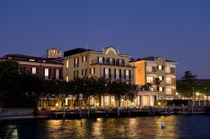 Fachada de la propiedad por la tarde o noche