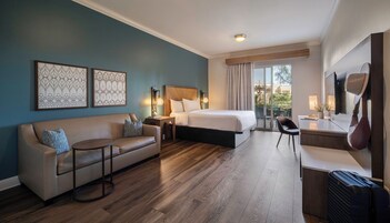 高档床上用品、羽绒被、加厚床垫、客房内保险箱