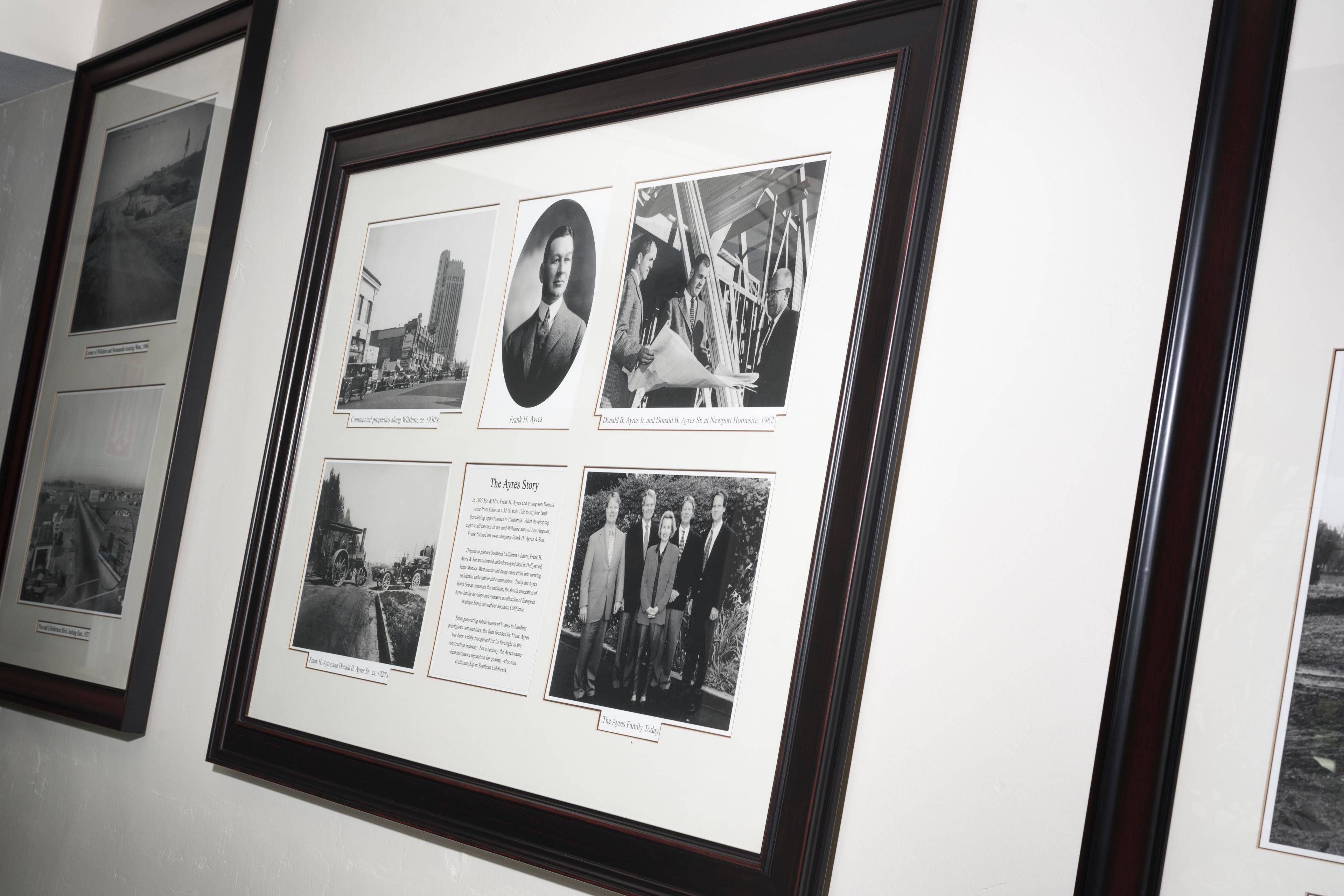 Una vitrina con fotografías blanco y negro y paneles de texto, probablemente en un museo o exposición histórica.
