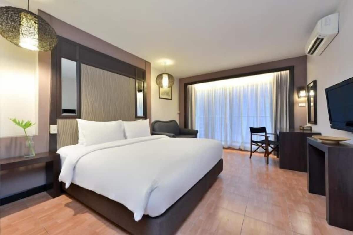 Minibar, in-room safe, individually furnished, desk