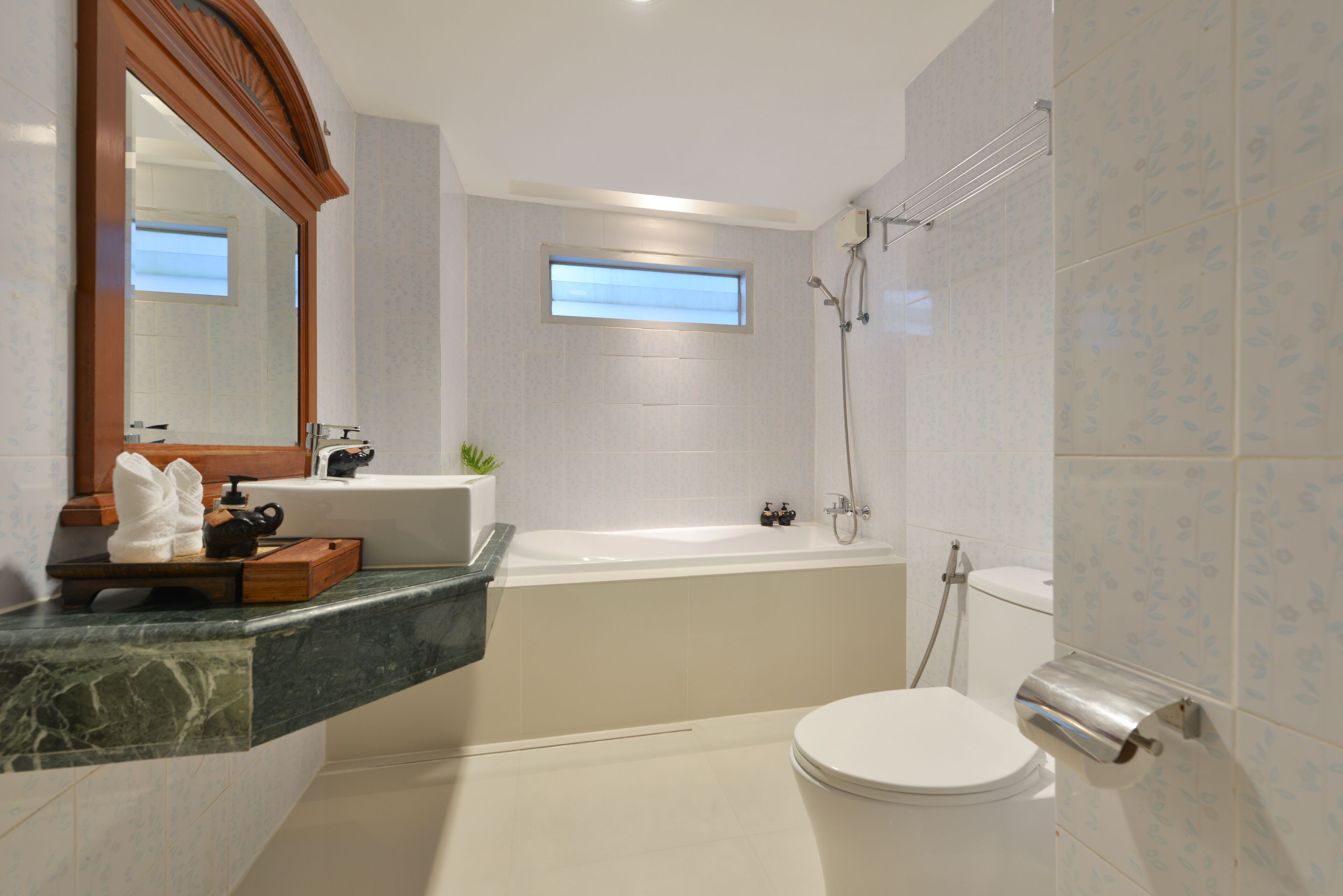 combined shower/bathtub, free toiletries, hair dryer, towels