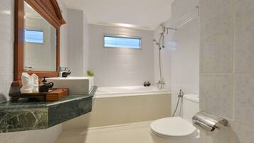 Combined shower/bathtub, free toiletries, hair dryer, towels