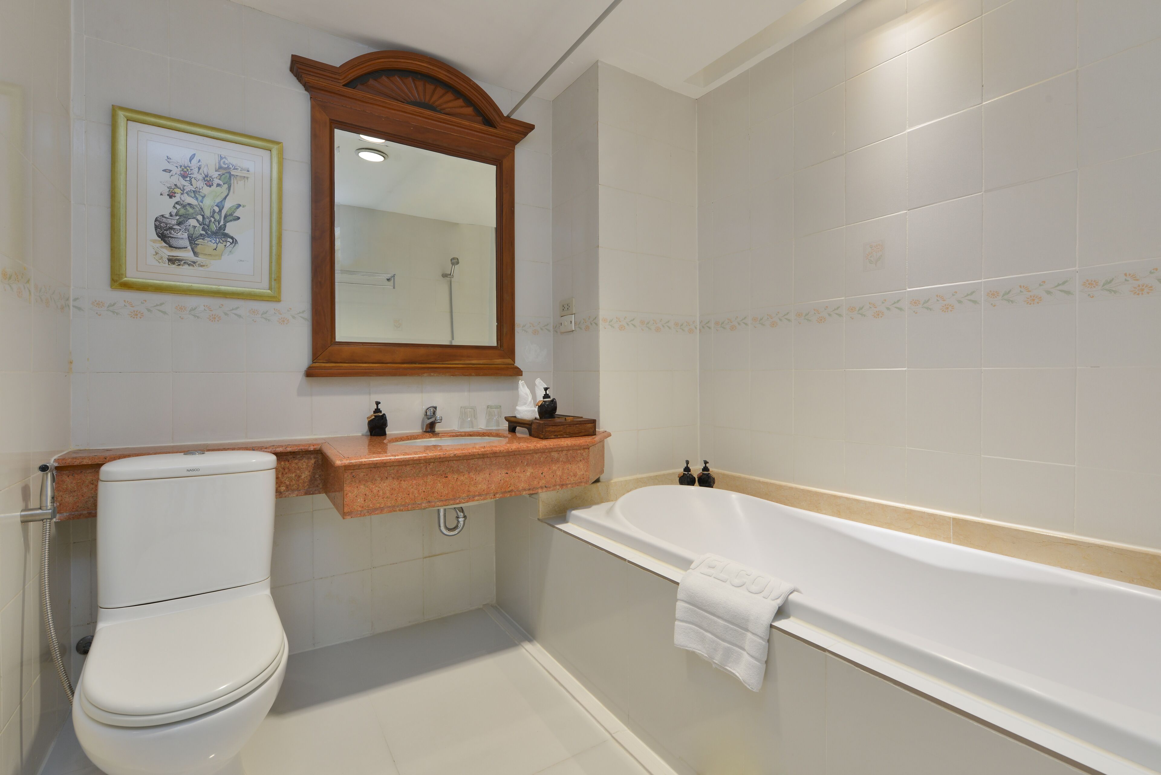 mini suite with breakfast | bathroom | combined shower/bathtub, free toiletries, hair dryer, towels