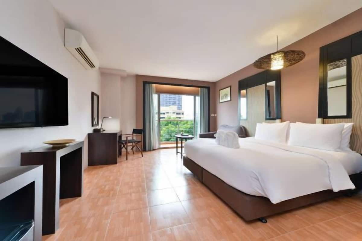 Minibar, in-room safe, individually furnished, desk