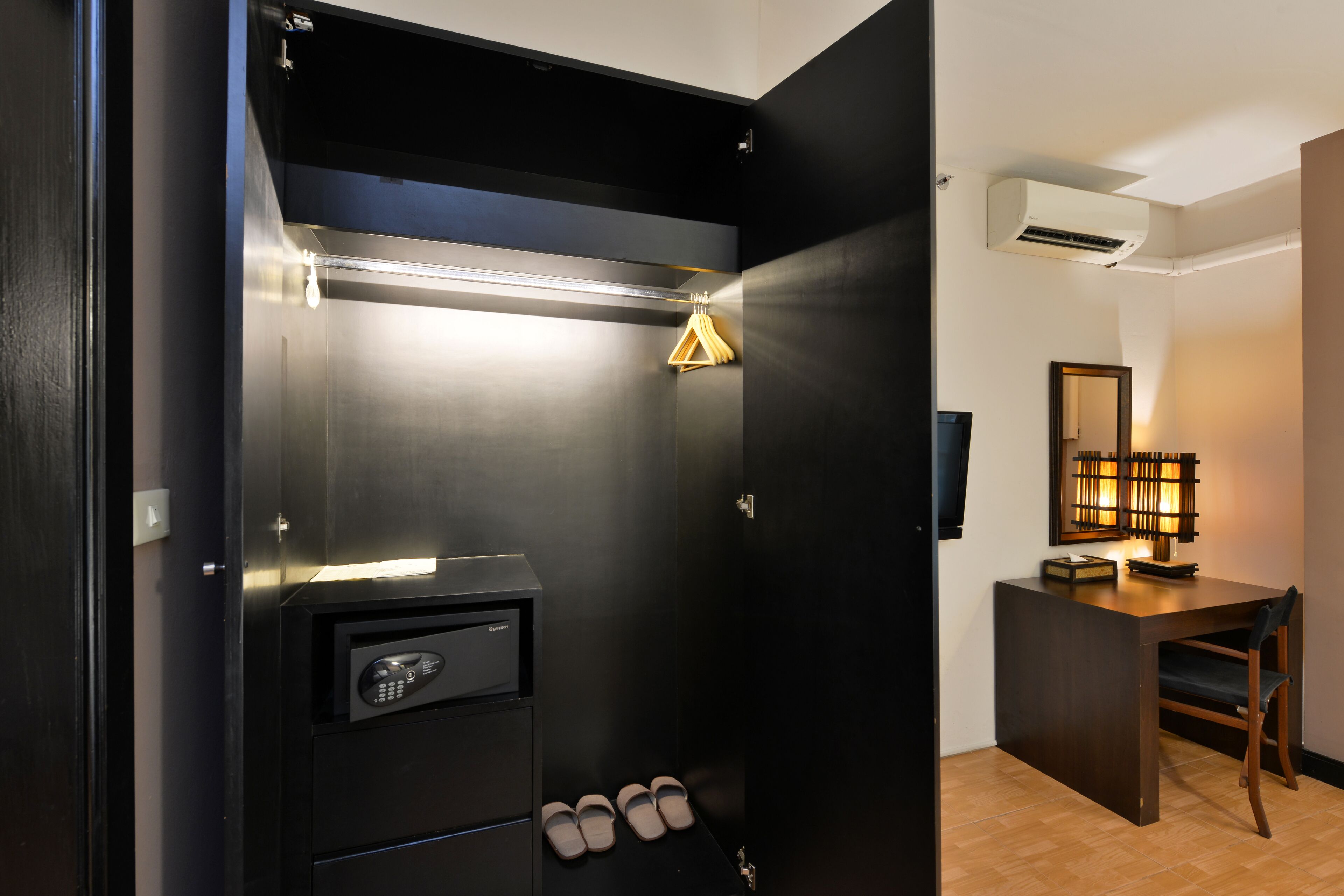 minibar, in-room safe, individually furnished, desk