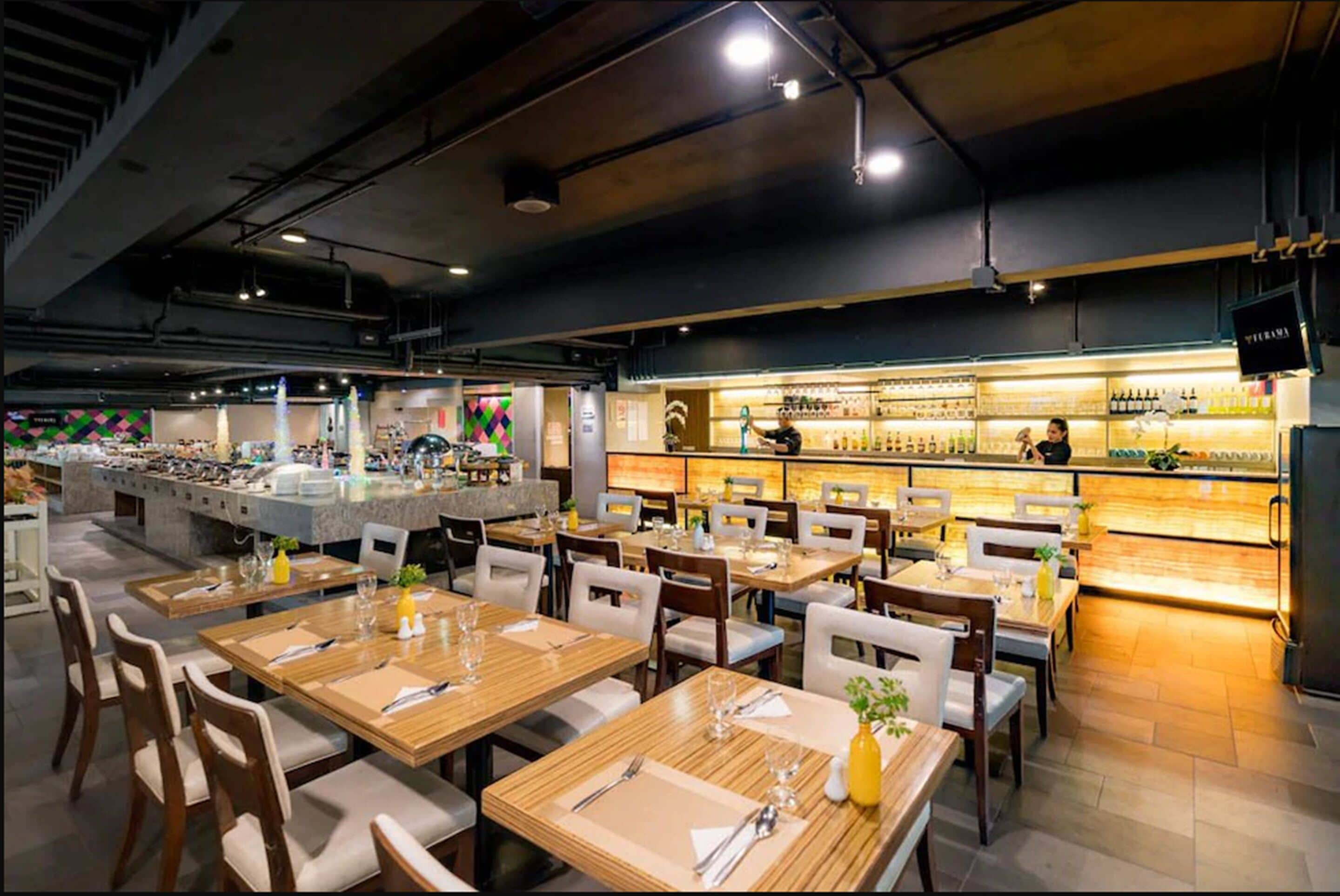 Bar en la azotea, con vista a la piscina, abre todos los días