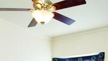 A ceiling fan with three blades and a light fixture.