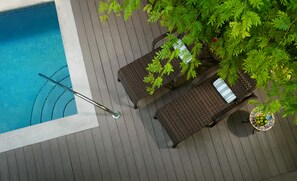 AuĂenpool, Sonnenschirme, LiegestĂŒhle