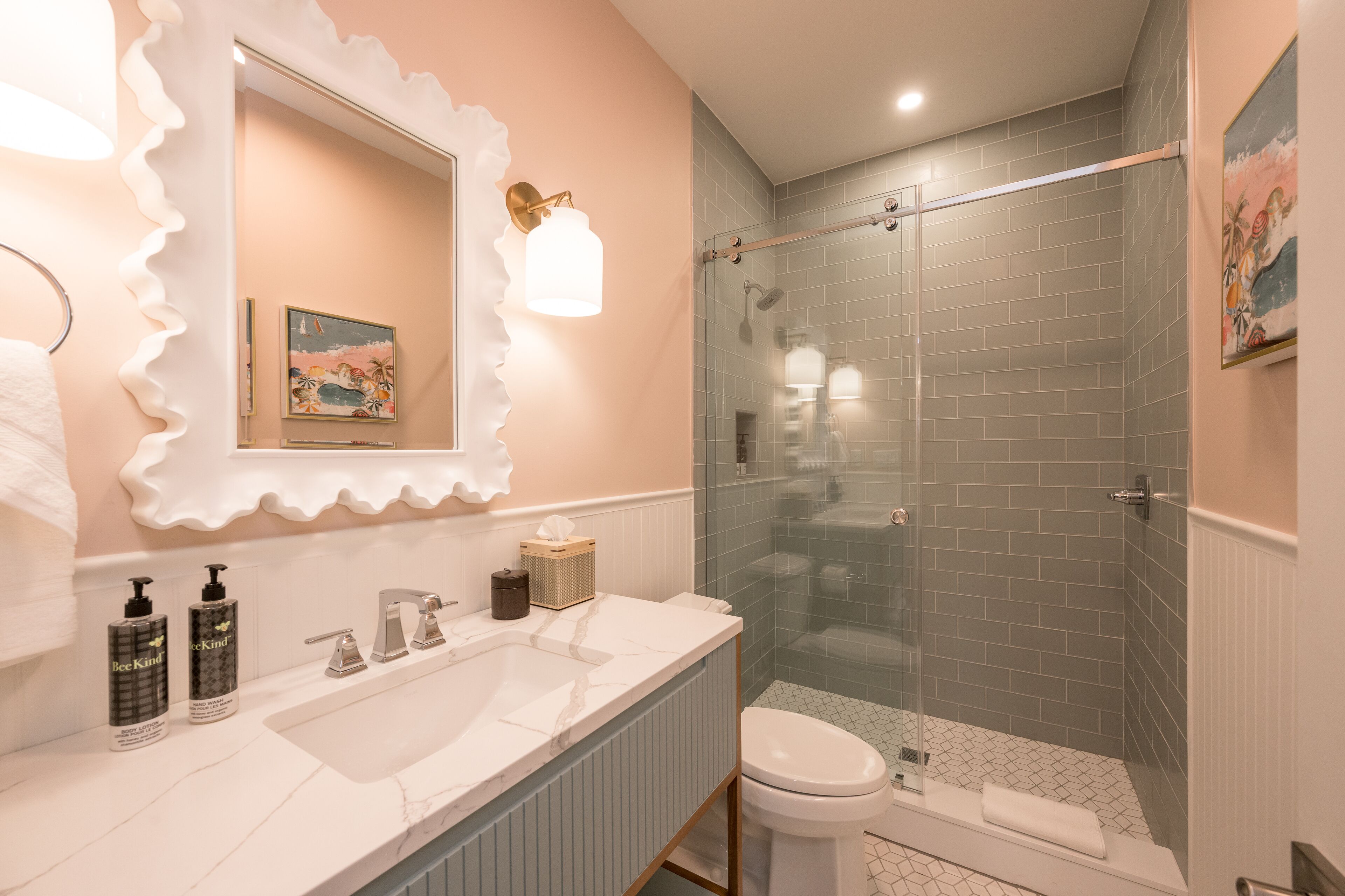 Dusche, kostenlose Toilettenartikel, Handtücher