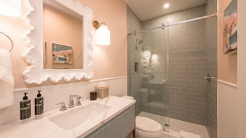 Dusche, kostenlose Toilettenartikel, HandtĂŒcher