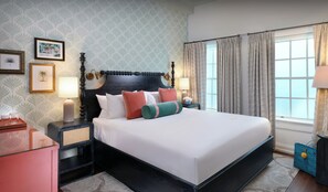 Newly Renovated - Avalon One King | Individuell dekoriert, individuell eingerichtet, BĂŒgeleisen/BĂŒgelbrett