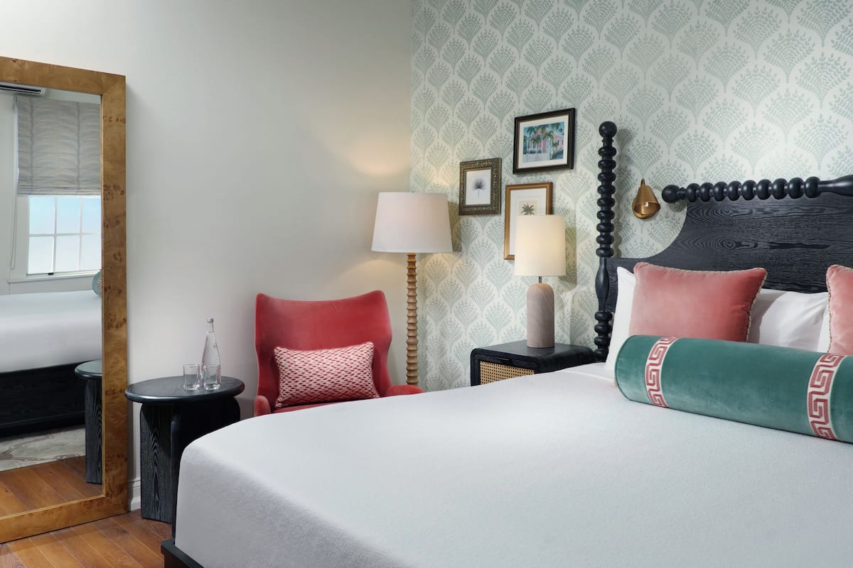 Newly Renovated - Avalon One King | Bügeleisen/Bügelbrett, kostenloses WLAN, individuell dekoriert