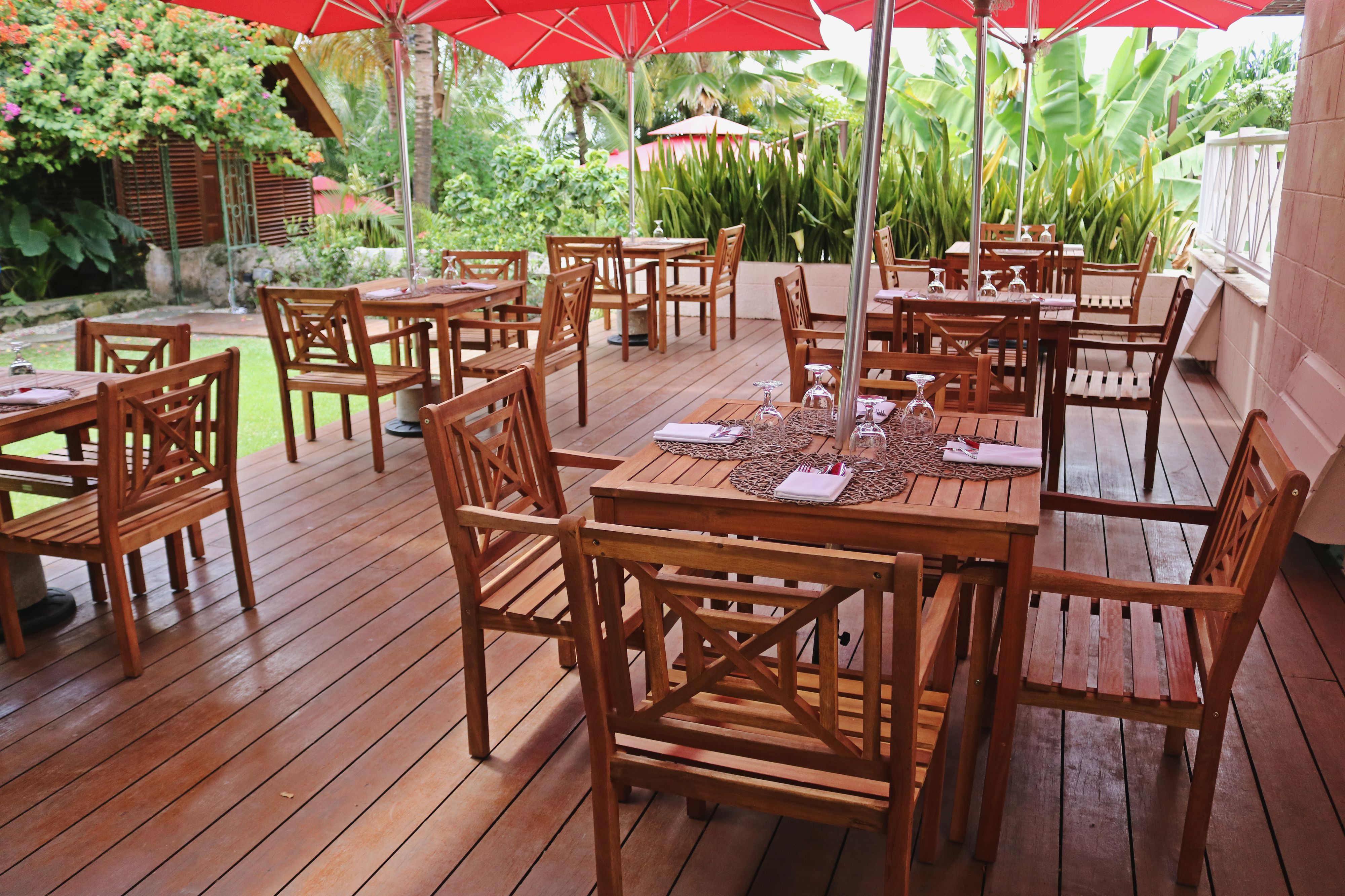 breakfast and dinner served, fusion cuisine