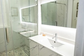 Plantation Room - Island Room | Bathroom | Shower, free toiletries, hair dryer, bathrobes