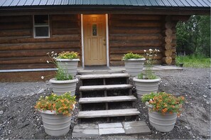 Hilltop Log Cabin, 2 bedrooms, 2 bathrooms, 2 jetted tubs, kitchen | Individually decorated, individually furnished, iron/ironing board