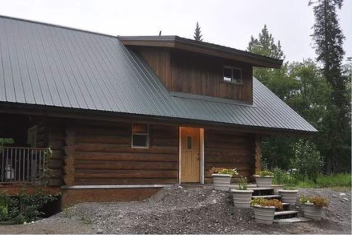 Hilltop Log Cabin, 2 bedrooms, 2 bathrooms, 2 jetted tubs, kitchen | Individually decorated, individually furnished, iron/ironing board