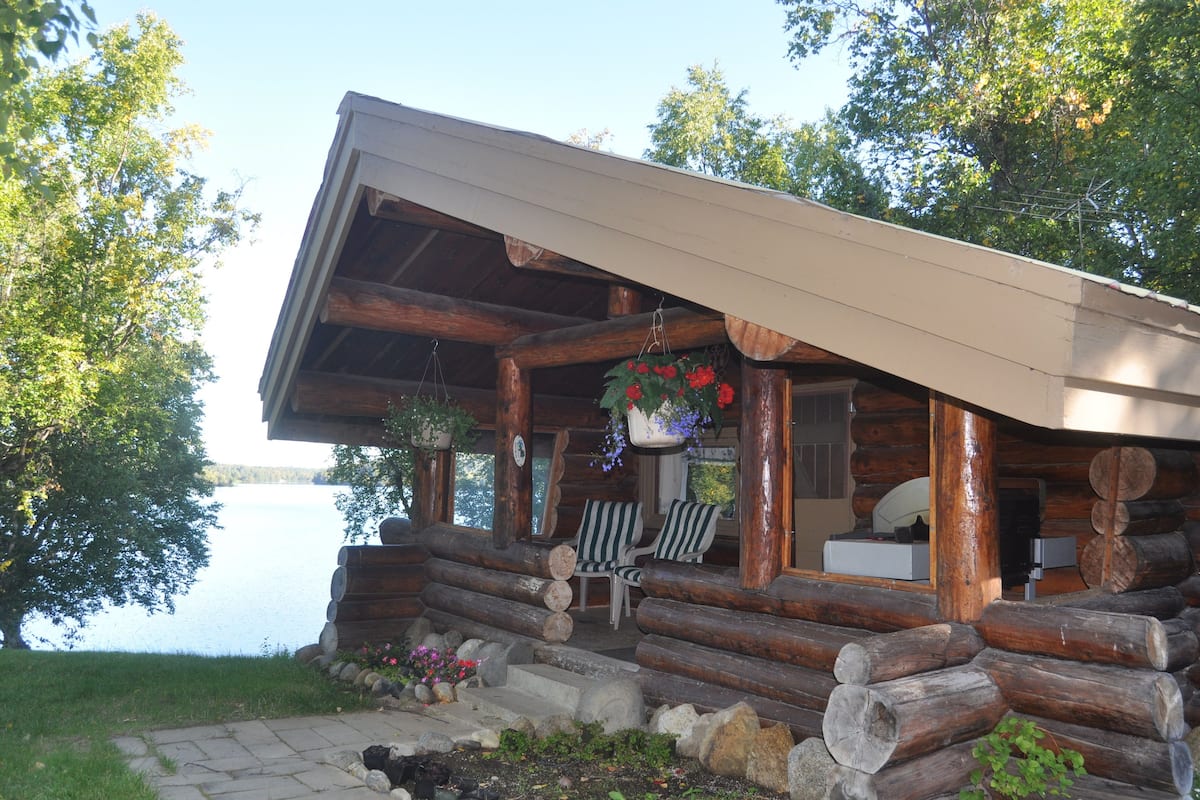 Oldtimer Log Cabin, Lakeside privacy, 1 bedroom, jetted tub, kitchen | Individually decorated, individually furnished, iron/ironing board