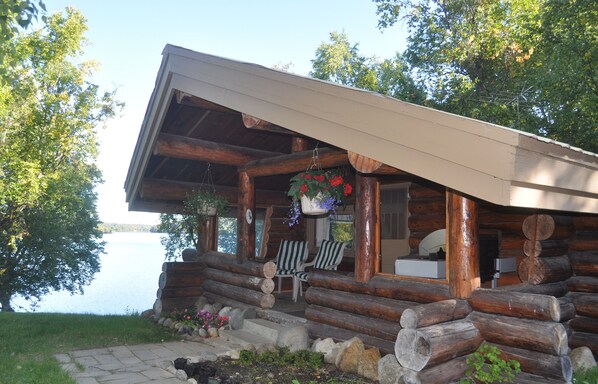 Oldtimer Log Cabin, Lakeside privacy, 1 bedroom, jetted tub, kitchen