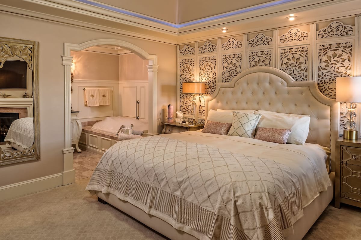 Luxury Suite, 1 Katil Raja (King), Jetted Tub, Courtyard View (Dubai Decor) | 1 bilik tidur, cadar kapas Mesir, peralatan tempat tidur premium