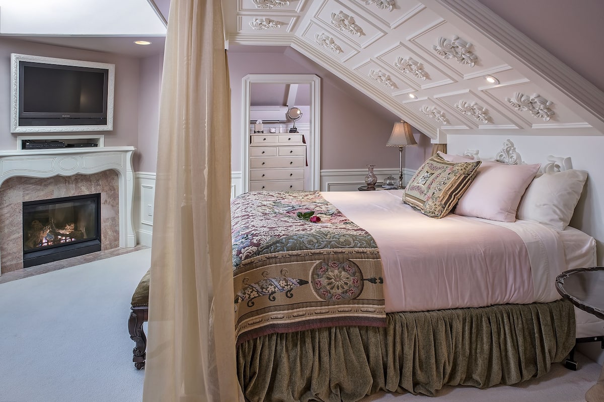 Honeymoon Suite, 1 Katil Raja (King), Jetted Tub, River View (English Tudor Decor) | 1 bilik tidur, cadar kapas Mesir, peralatan tempat tidur premium