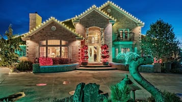 Fassade der Unterkunft – Abend/Nacht