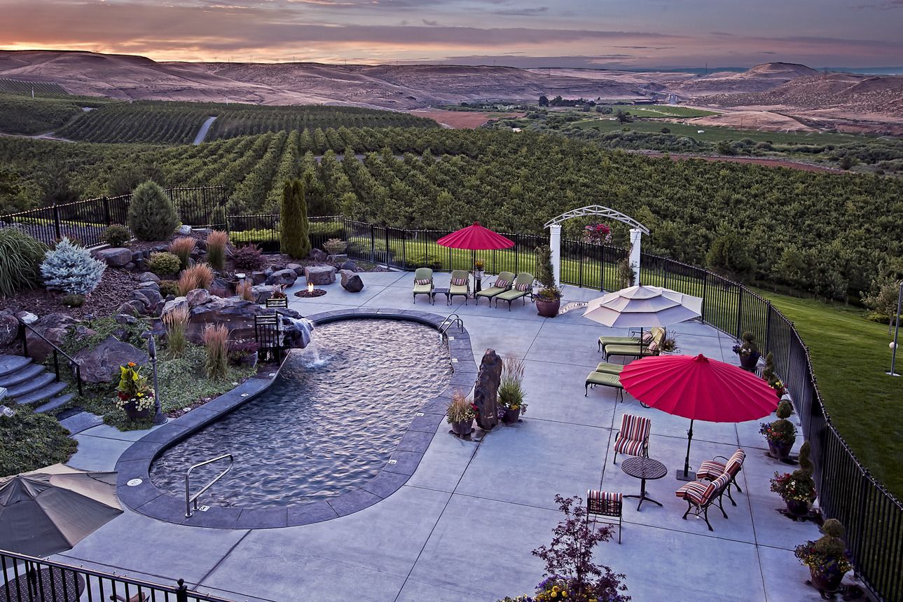 Piscine extérieure, parasols de plage, chaises longues